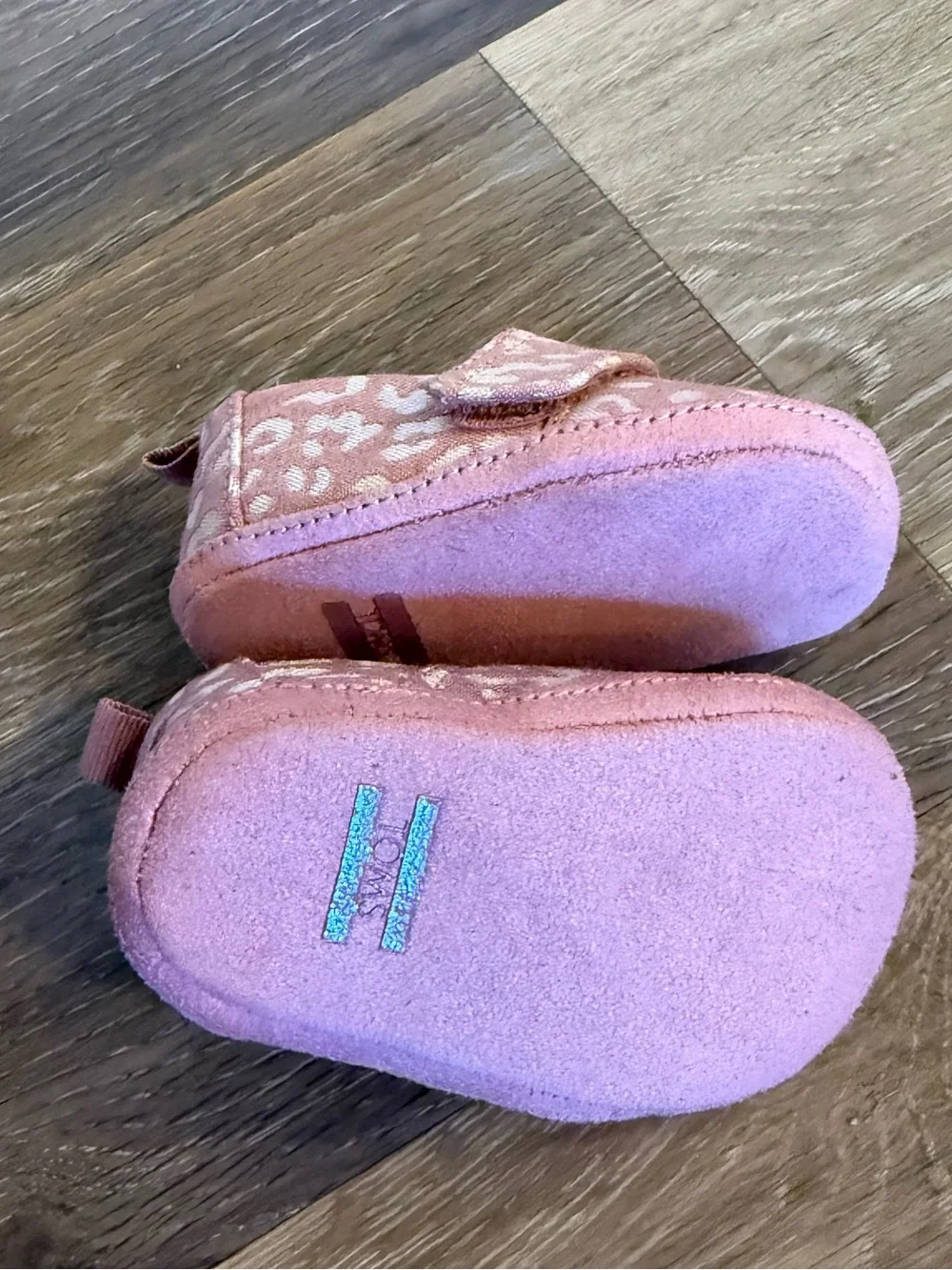 Tom’s crib shoes pink leopard print size 3 baby
